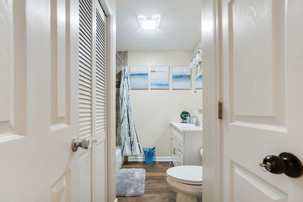 Updated Bunk House 4 Minutes To Lucas Oil - 8 Minutes To Downtown 3 Bedroom Home by Redawning