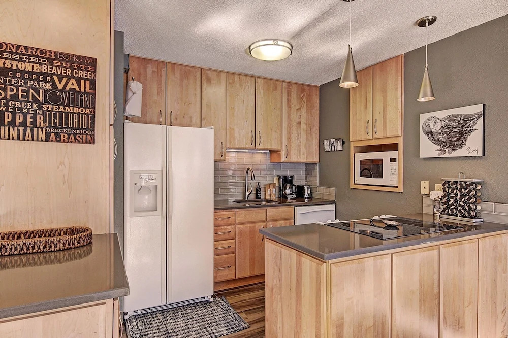Beautiful Mountain Condo A Minute to Lift - AN210 by RedAwning
