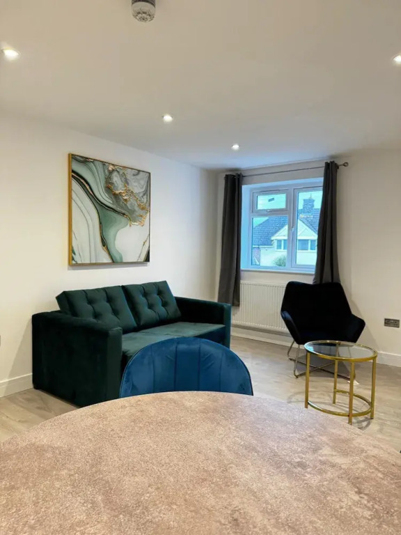 Near Heathrow Airport -FREE Parking-Full apartments-Near M4-1 bus LHR