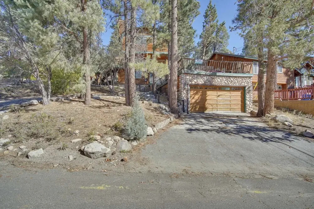 Quaint Big Bear Home w/ Hot Tub: 4 Mi to Skiing!