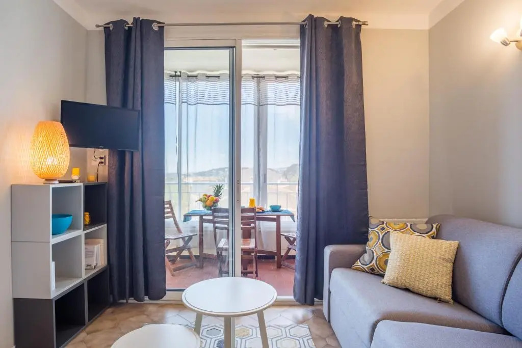 T2 avec loggia fleurie et ensoleillée