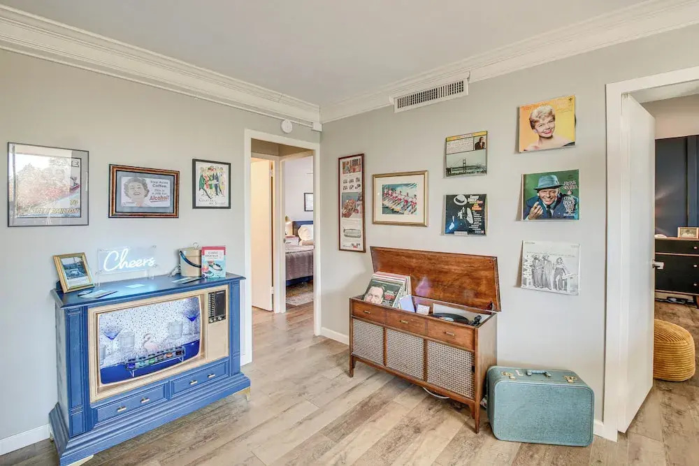 Mid-century Modern Condo on Lake Hamilton!