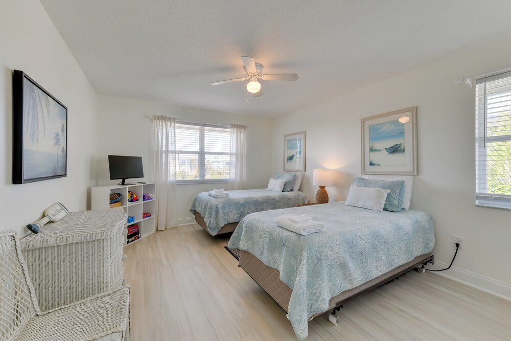 Steps to Ocean & Bay: Bradenton Beach Townhome!
