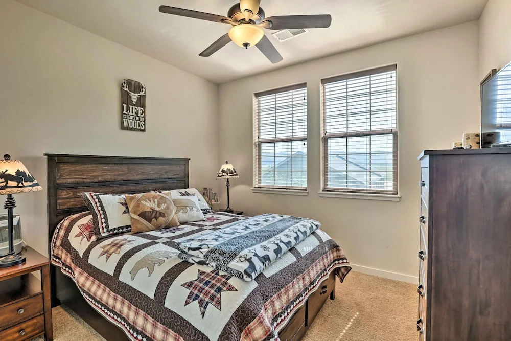 Balcony & Grill: Mtn-view Retreat in Granby!