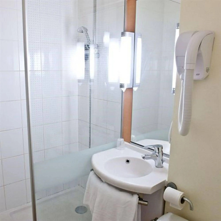 Egg Hotel Paris Gonesse