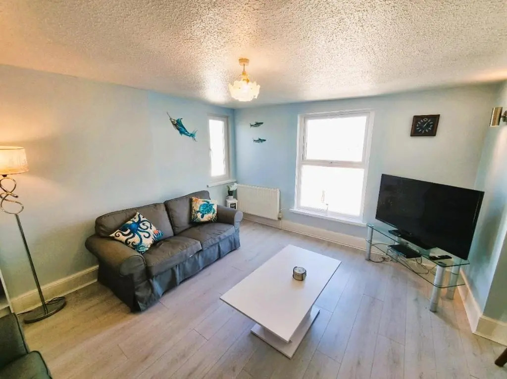 Sea Views, Big 2 Bed Flat Close To Beach & Harbour