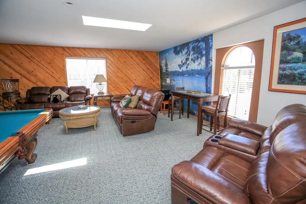 The Villa Pines