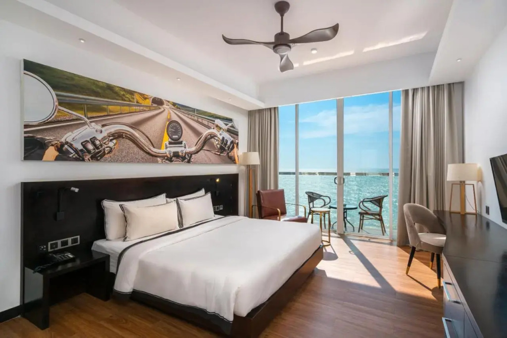 Rainbow Beach Hotel