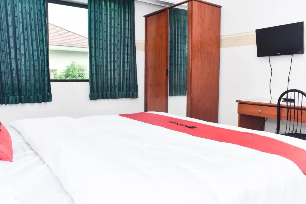 RedDoorz near Lenmarc Mall Surabaya