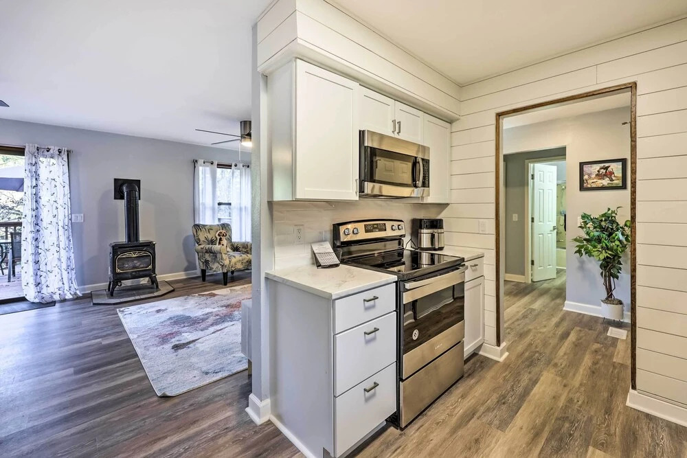 Holiday Island Home: Mountain View + Hot Tub