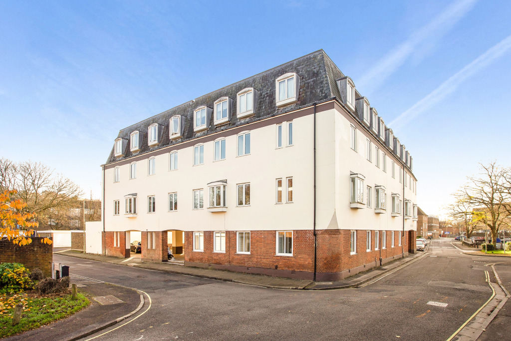 Ideal city centre base with all the iconic sightseeing within easy walking distance.