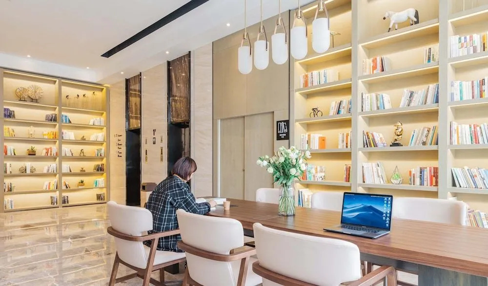 Atour Hotel Zhenjiang Nanxu Avenue Branch