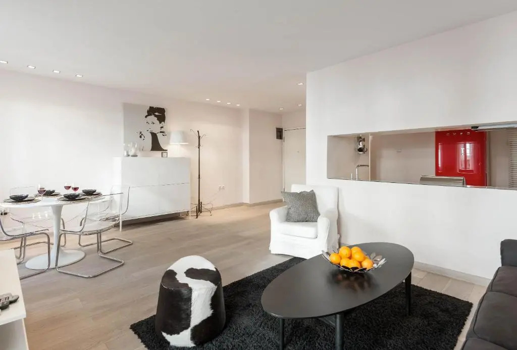 Stylish white 4 ppl apartment in City center