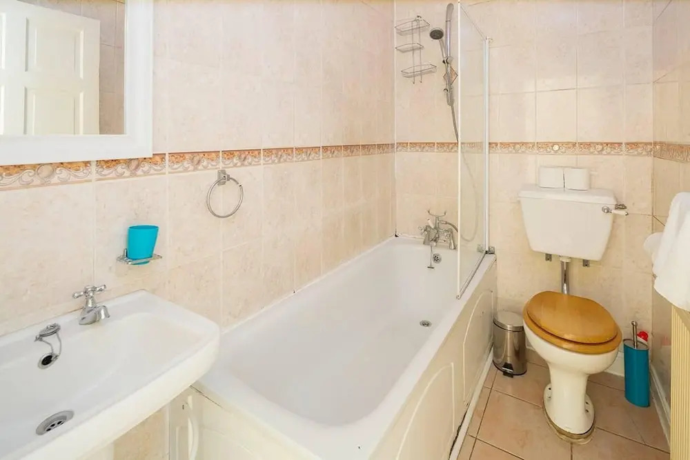 Welcoming 3BR Flat With Parking in Gillingham