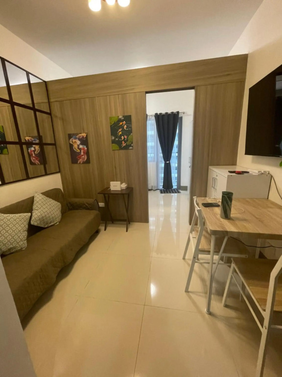 Cairong Inn Condominium TV with Netflix FAME RESIDENCES