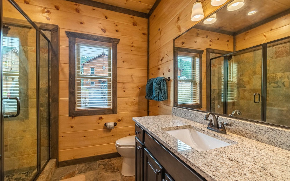 New 3BR Hot Tub Game Room 3 King Suites