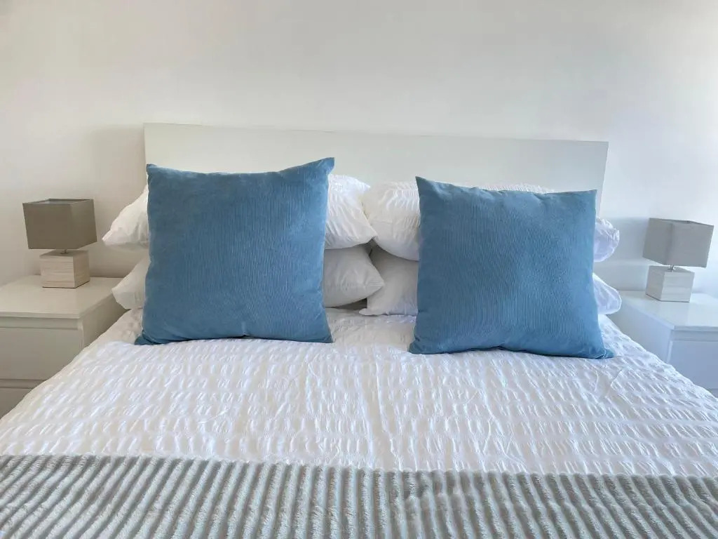 Light and airy 1 bedroom flat 700m from the Beach
