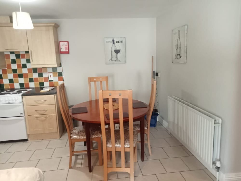 Central 2-bed Apt, Sleeps 5 Above Great Derry Pub