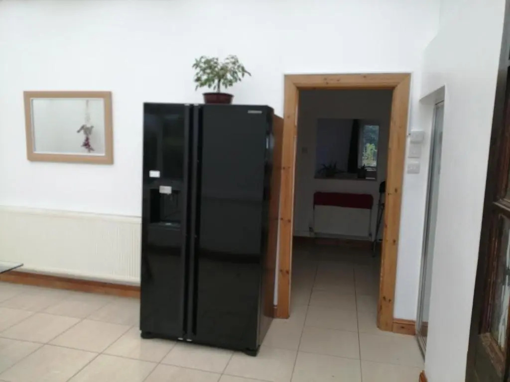 4 Bed House - Sleeps 10 - Pets - Parking - Wifi