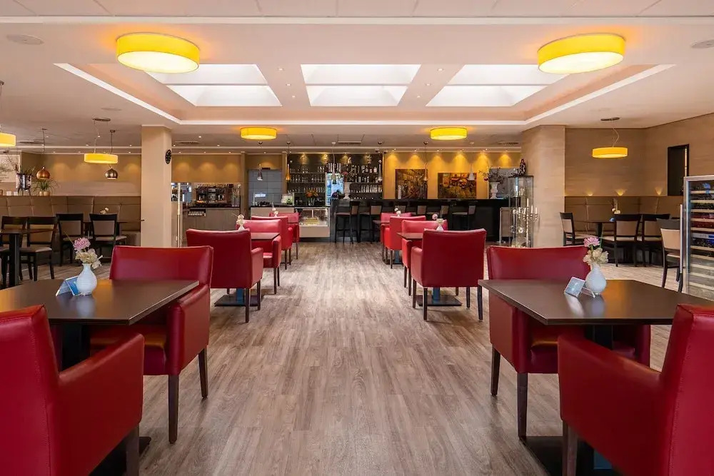 Maximilian Hotel & Apartments Weil am Rhein / Basel