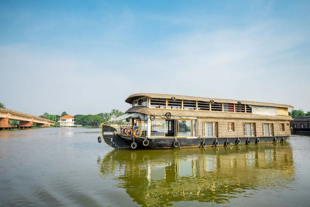 OYO 23231 KHBO Gold Sharing Houseboat