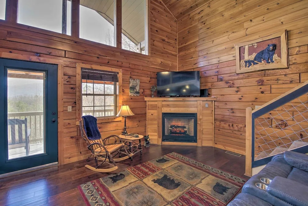 Gatlinburg Cabin w/ Pool Table & Hot Tub!