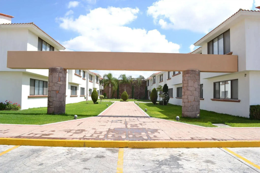 La Posada Hotel y Suites