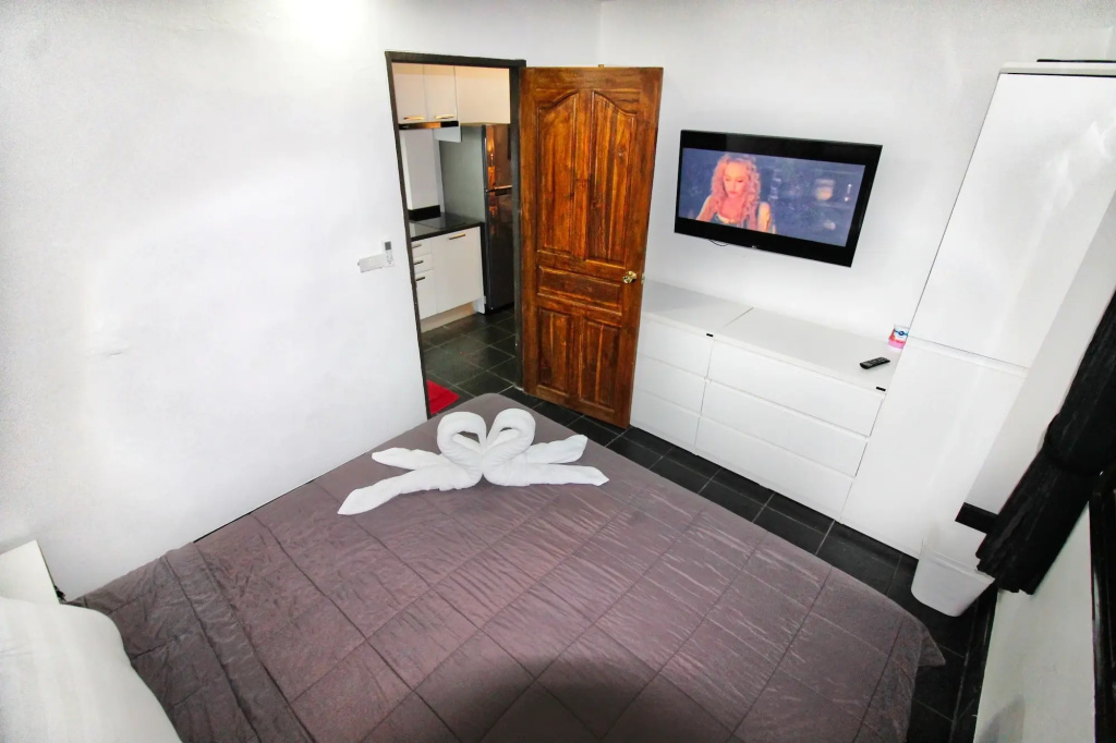 Phratamnak Inn Hotel & Guesthouse - 100 mtr from the beach