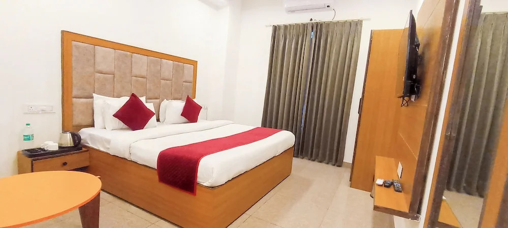 Hotel Lake View - Near Sukhna Lake