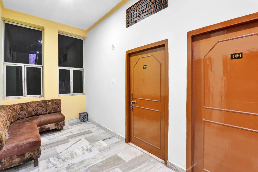 OYO 82070 Rudra Guest House