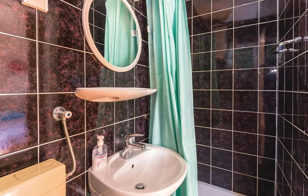 Awesome Apartment in Makarska With 3 Bedrooms and Wifi