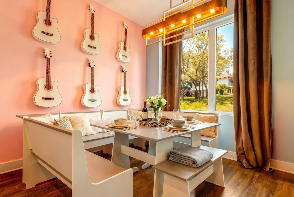 Elvis-themed 13 Beds Rooftop City Views