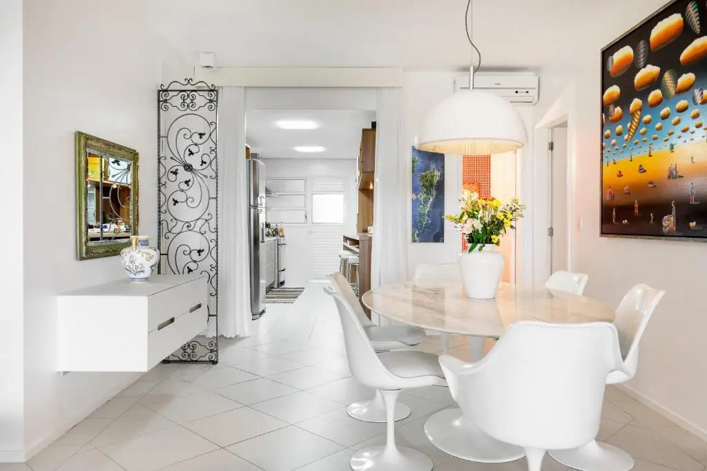 Apartamento com 4 suítes pé na areia