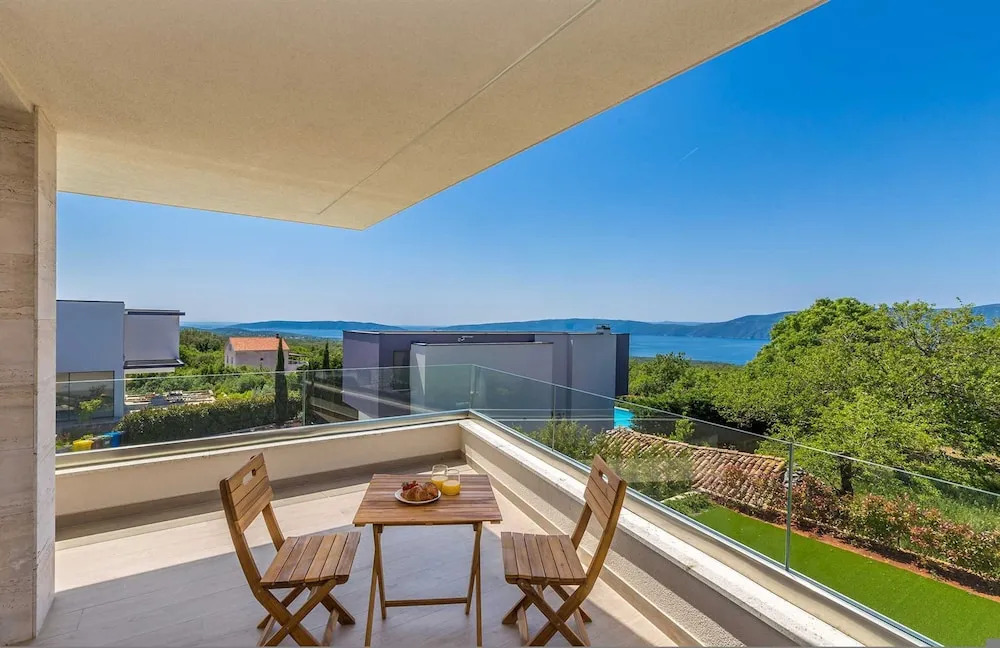 Villa VISTA with private pool and sauna