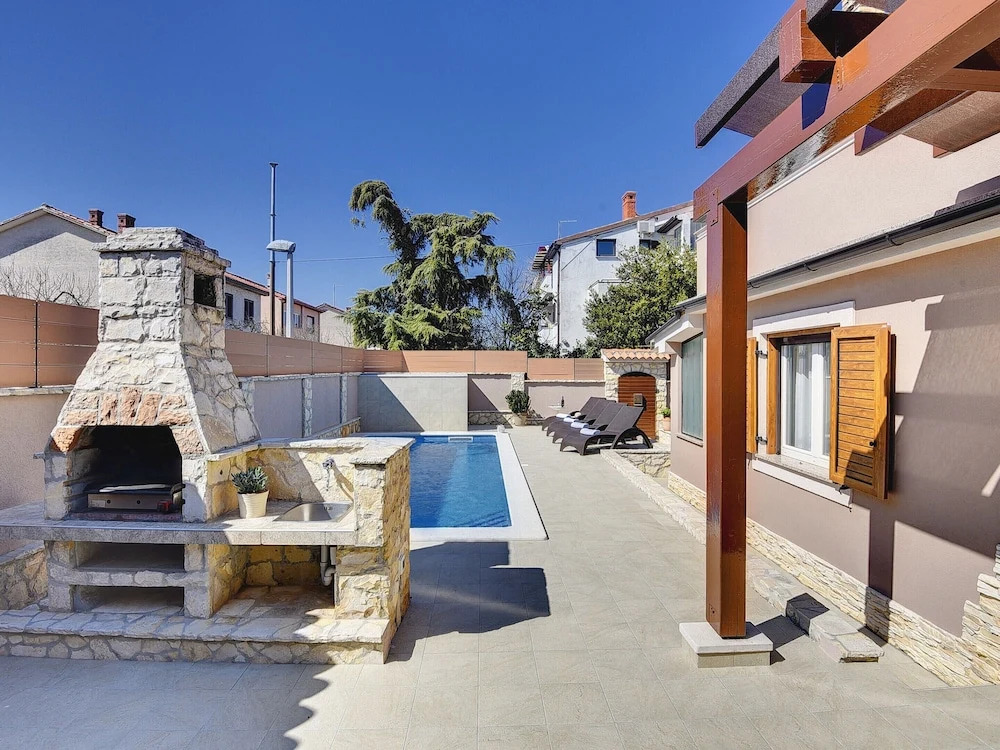 Modern Holiday Home With Swimming Pool, Terrace With Bbq, Near the Center of Pula