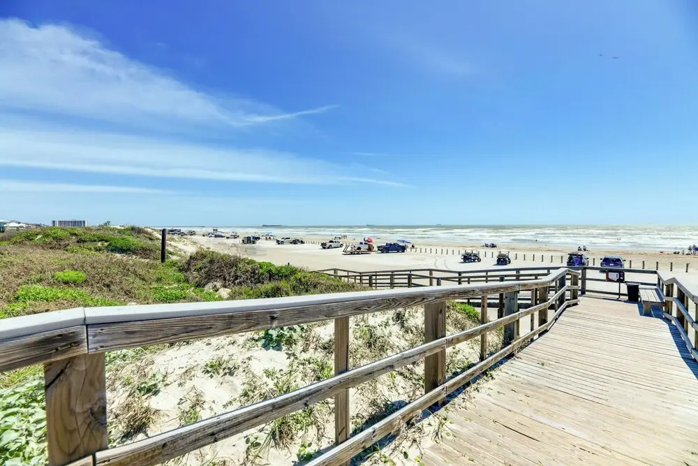 Beachfront Condo w/ Pool Access in Port Aransas