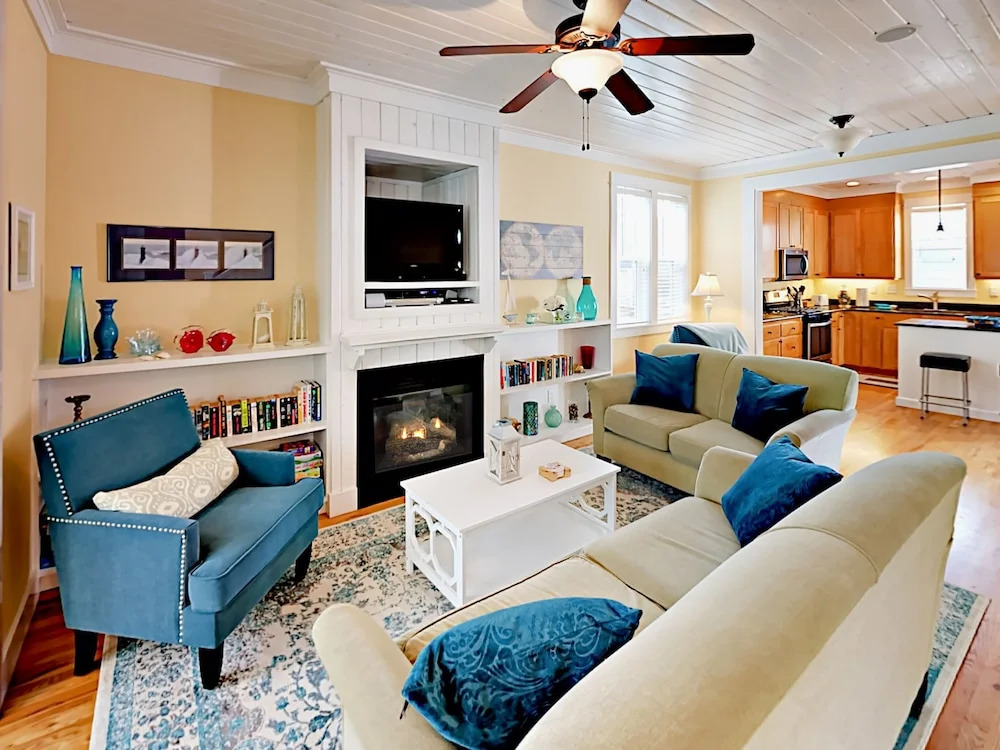 2751 SW Beach Ave Home 3 Bedrooms 2.5 Bathrooms Home