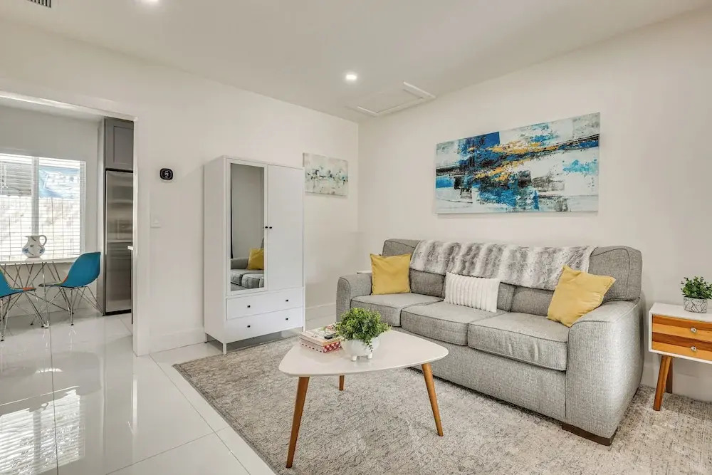 Walk to Dining & Nightlife! Chic Apt Near Las Olas
