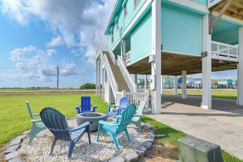 Walk to Beach: Home w/ Hot Tub & Deck in Gilchrist