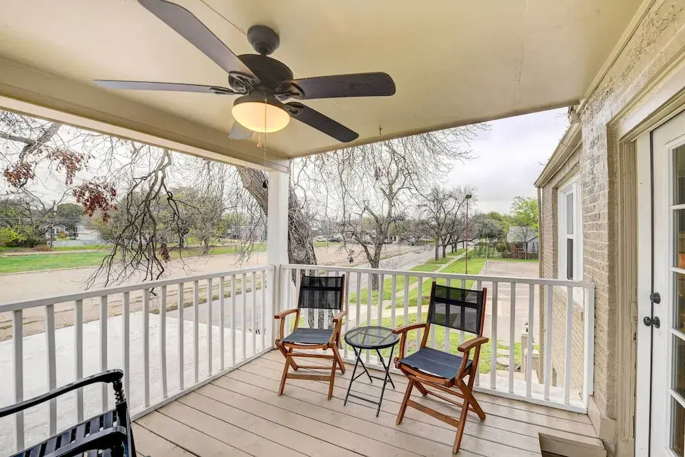 2 Mi to Magnolia Mkt: Cozy Retreat w/ Shared Yard