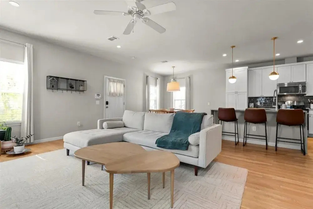 Spacious 3BR w Parking Pet Friendly