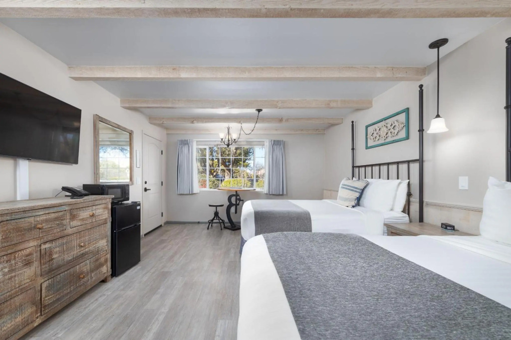 Sky Ranch Lodge