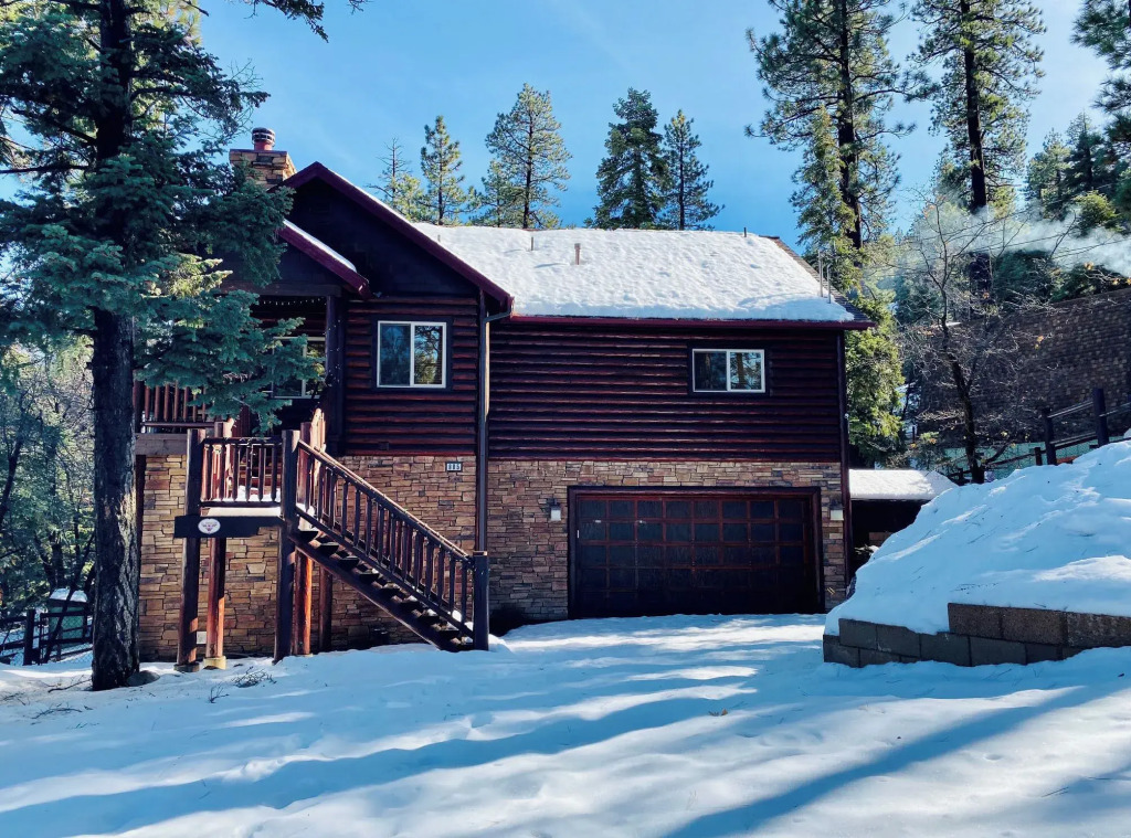 Bearfoot Bungalow - Premium and spacious home close to the National Forest and The Village