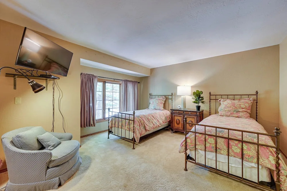 Hot Tub + Games: Spacious Golf Retreat in Payson