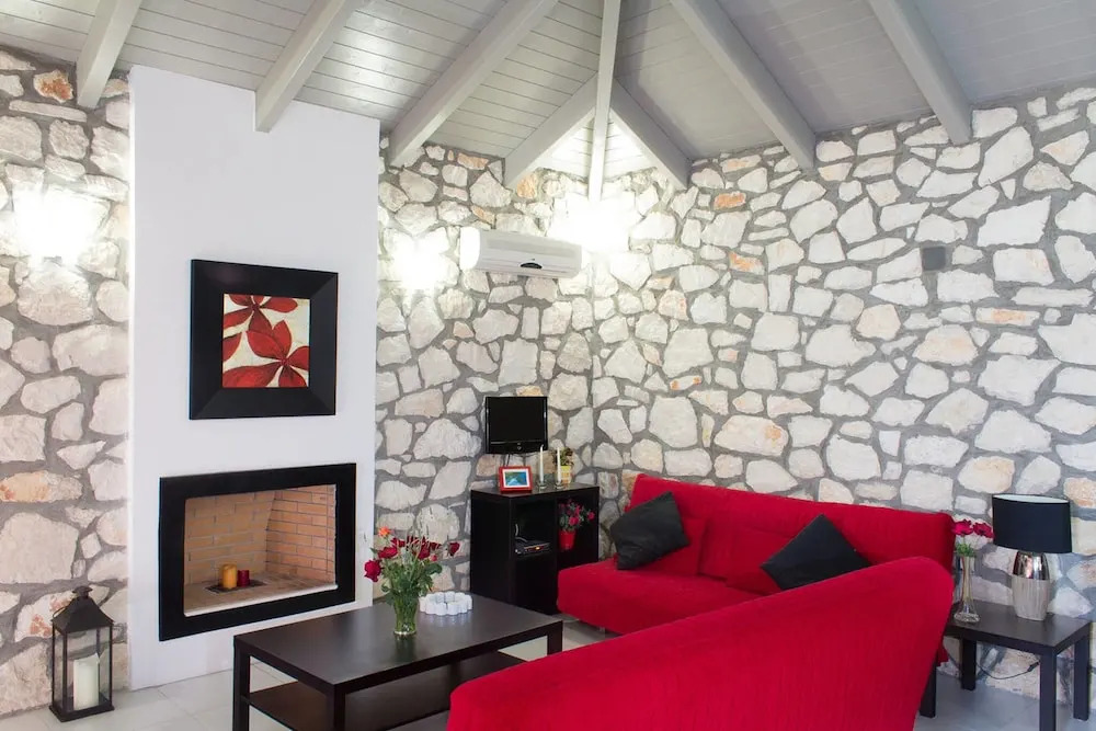 Harmony Villa - Serene Villa for 6 Near Lagana With Private Patio and Parking