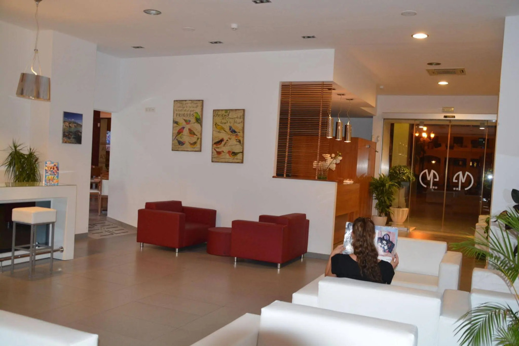 Mena Plaza