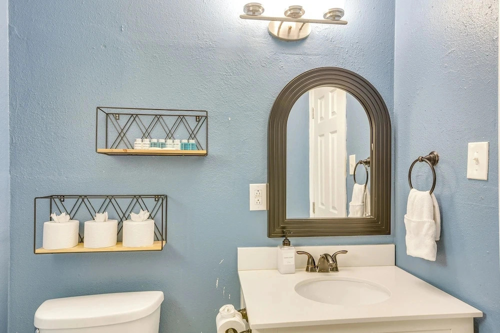 6 Mi to Med Center & NRG Stadium: Houston Home