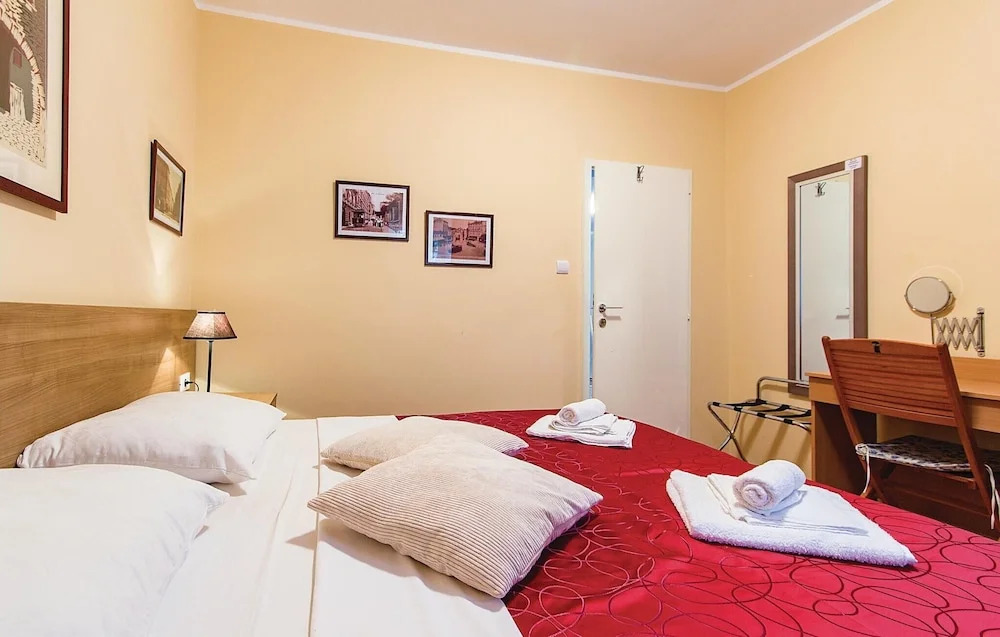 Amazing Home in Pjescana Uvala with Hot Tub, WiFi & 2 Bedrooms