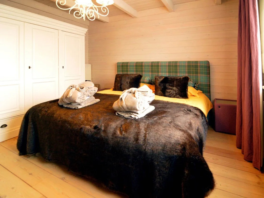 Luxurious Villa with Sauna, Hot Tub, Recreation Room, Large Enclosed Garden