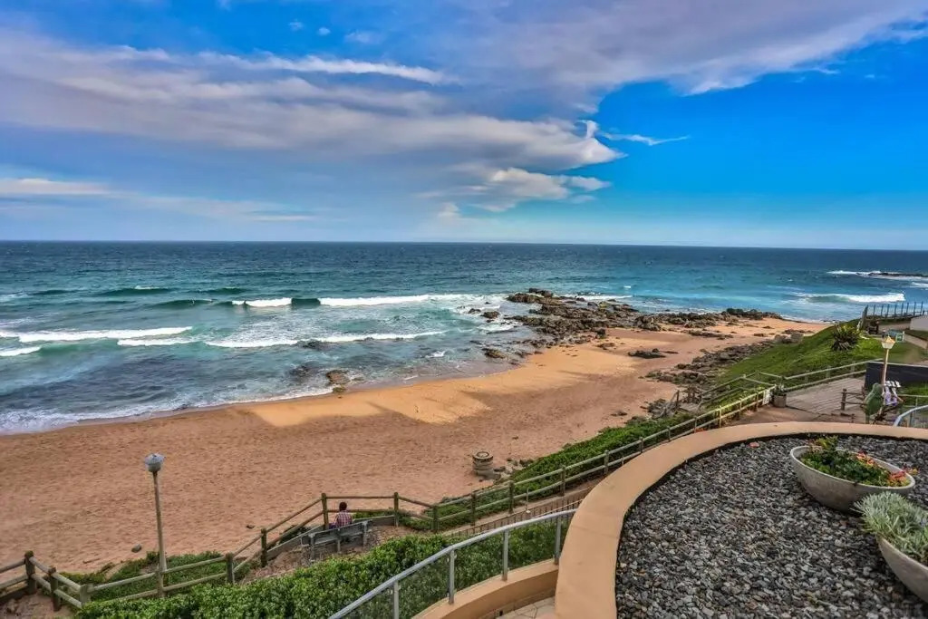102 Bermuda-Comfortable ground floor on main beach